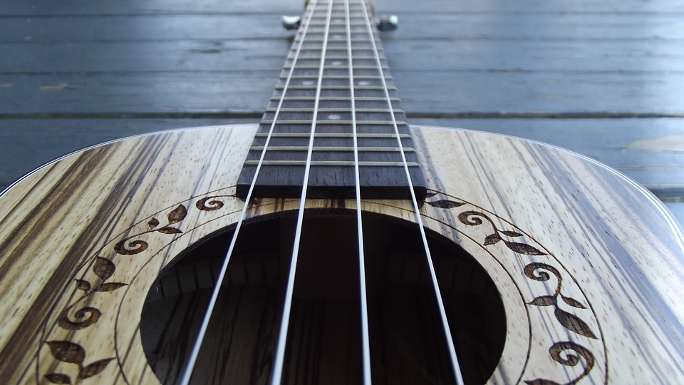 En ukulele. Ett stränginstrument liknande en liten gitarr 