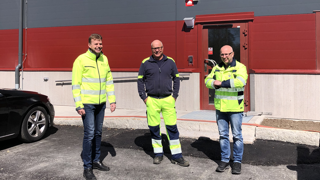 VA-chef Lennart Hedin, drifttekniker Michael Ekman och driftchef Michael Viberg framför porten till den nya delen av Tanums vattenverk.