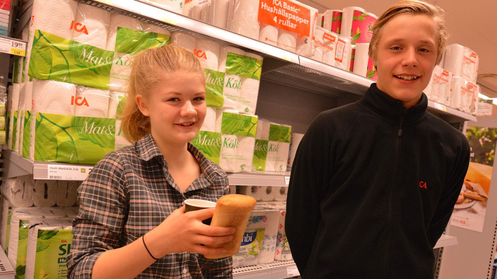 Lisa och Axel, sommararbetare på Östads Livs i Bullaren.