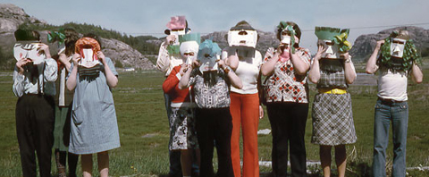 Eleverer som gått på Gerlesborgsskolan med masker på sig