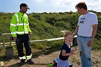 Daniel Monus pratar med strandfyndsjägaren Johan Farberger och dottern Ida